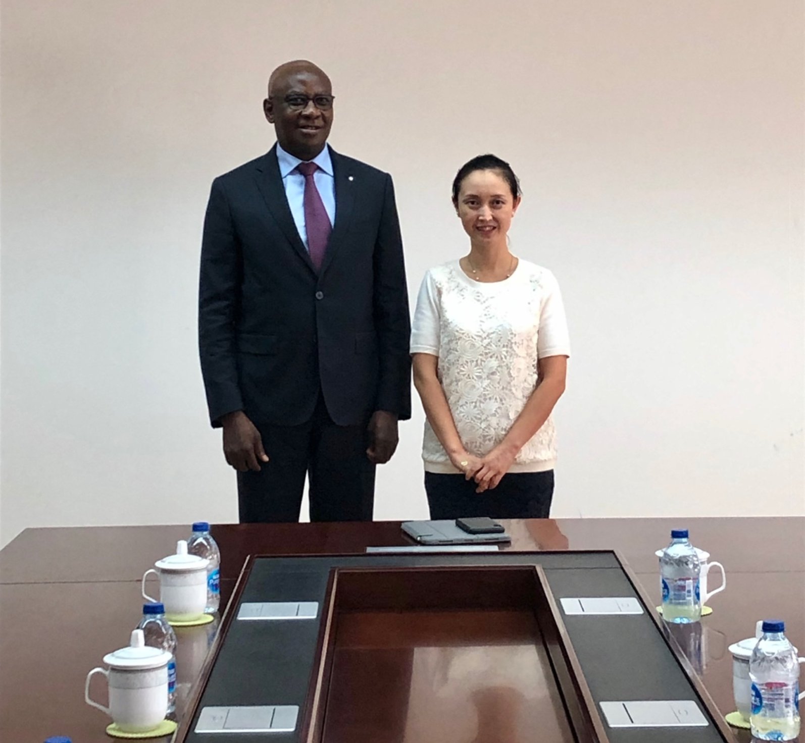 图片包含 墙壁, 人员, 室内, 男士
描述已自动生成