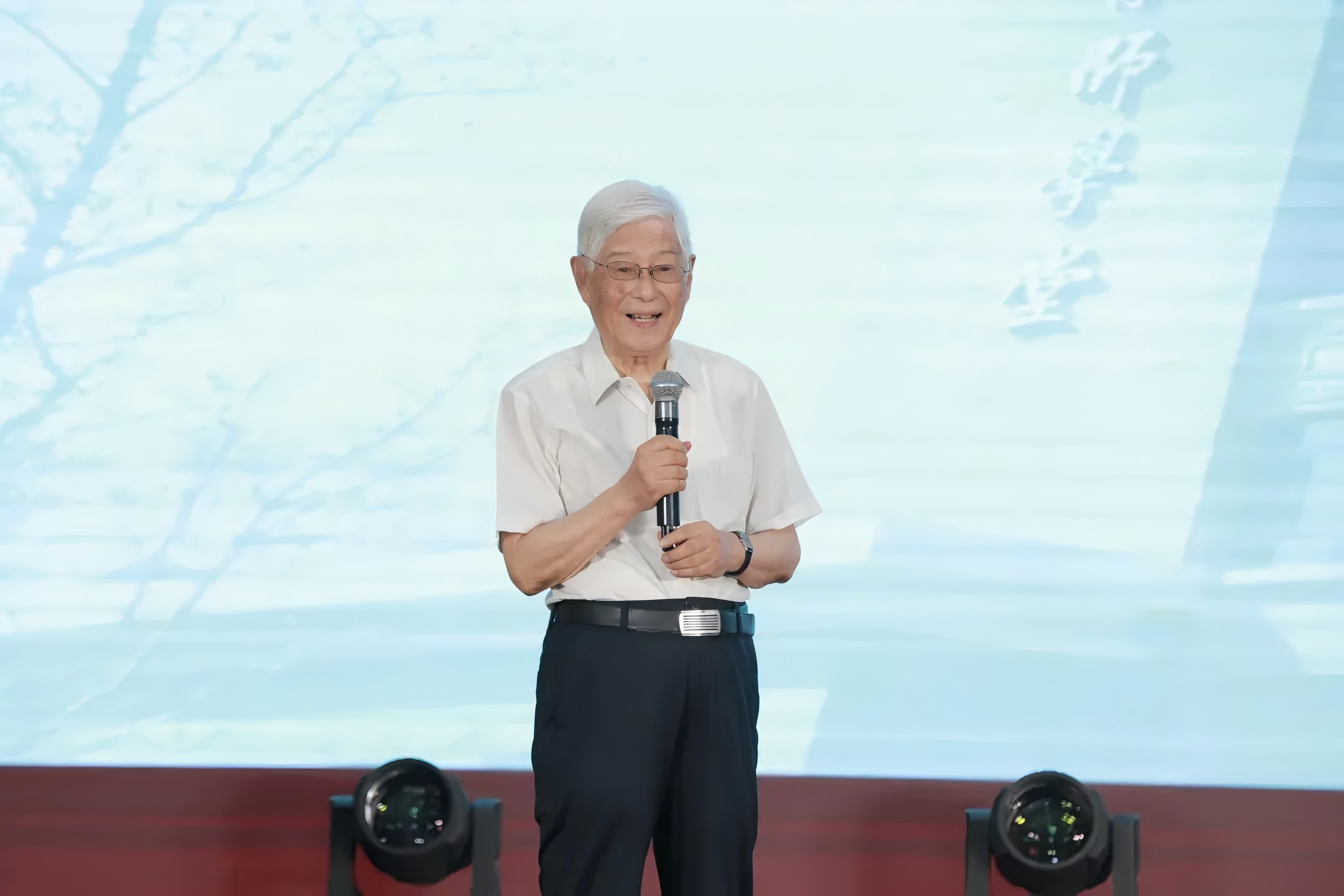 我院资深教授顾明远先生作为特别讲述者出席第七届北京市大中小幼教师讲述育人故事展示交流活动