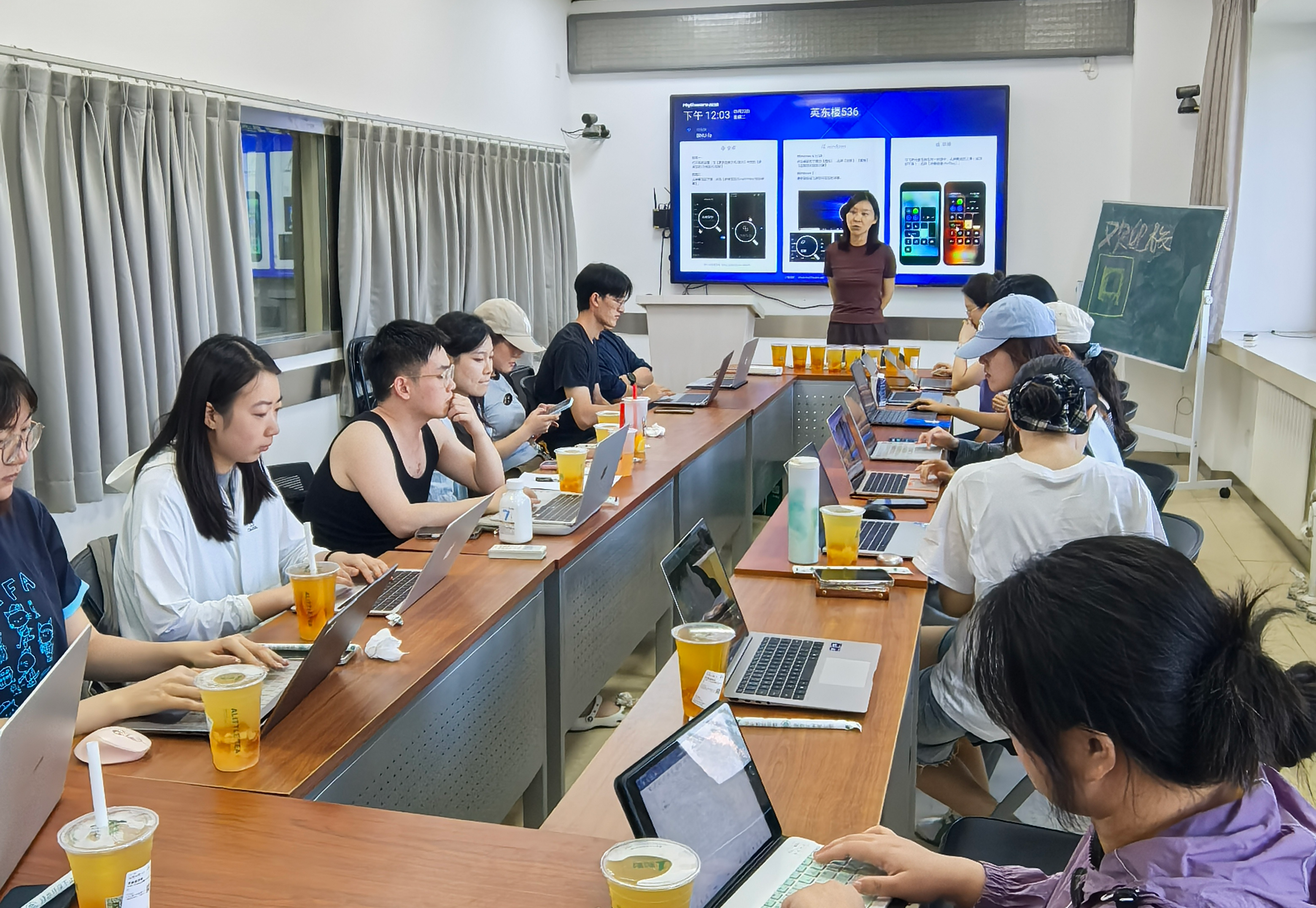 我院新闻编译团队换届工作会议召开