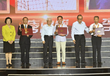 我院顾明远教授应邀作为颁奖嘉宾出席“四有好老师”奖励计划颁奖典礼