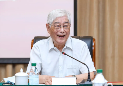 我院资深教授顾明远应邀出席《人民教育》创刊70周年读者座谈会
