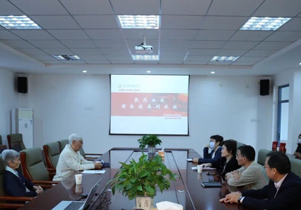 我院资深教授顾明远先生应邀访问苏州新草桥中学